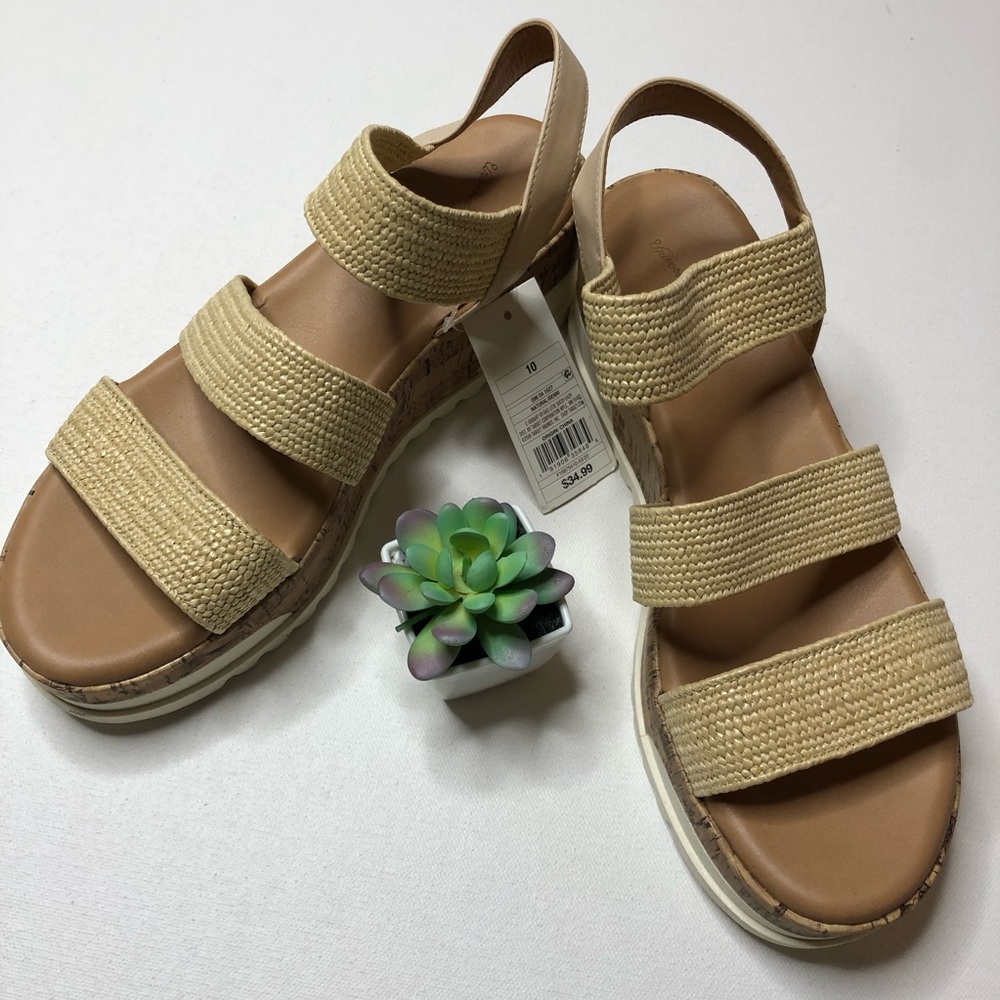 NWT Universal thread strappy Platform sandal 10